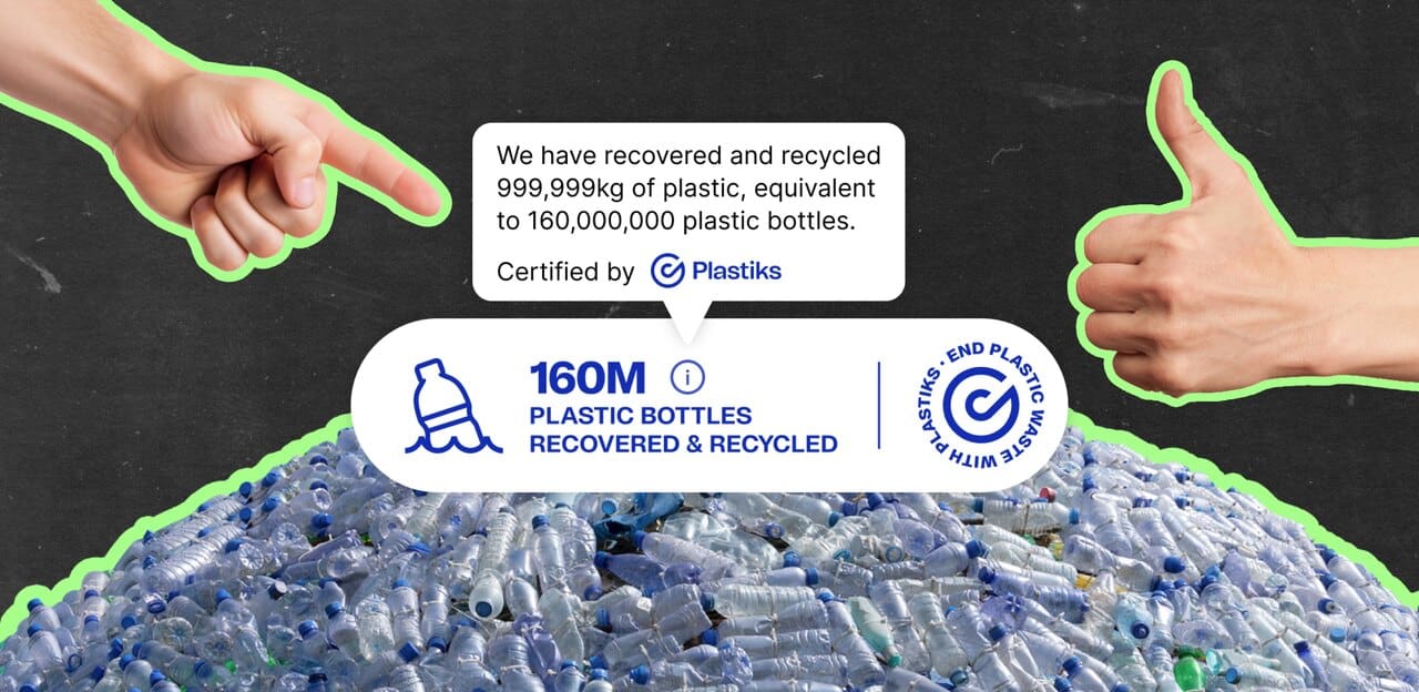 Two hands pointing at the plastiks web widget that is showing how many plastic bottles has been recovered and verified by Plastiks